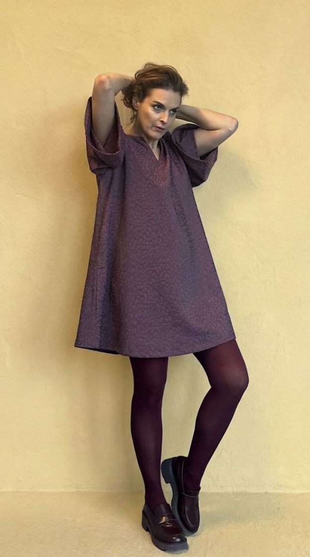 dress with V-collar and wider sleeves plum