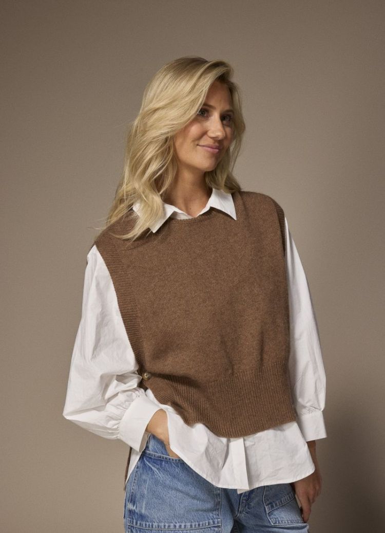  Hazelnut brown 